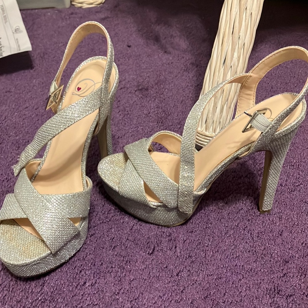 Heart in D SILVER HEELS SIZE 5